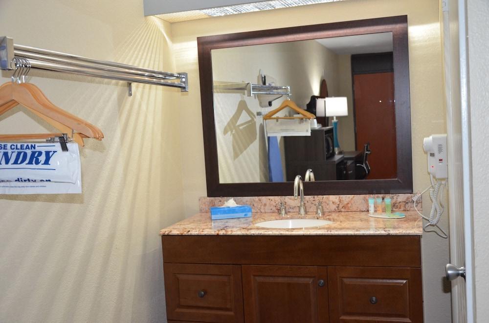 Days Inn & Suites By Wyndham Orlando Airport מראה חיצוני תמונה
