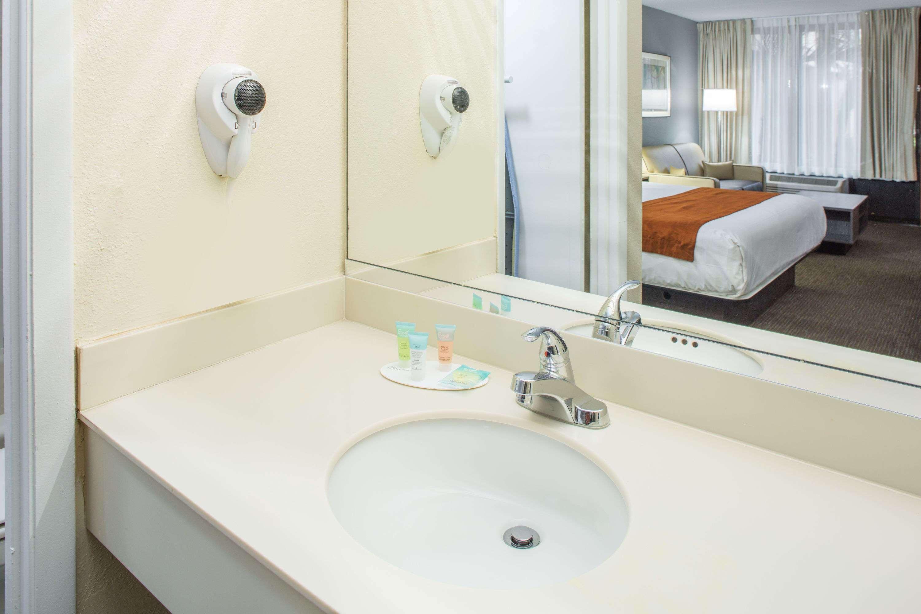 Days Inn & Suites By Wyndham Orlando Airport מראה חיצוני תמונה
