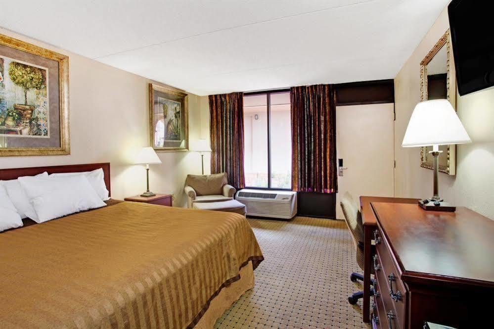 Days Inn & Suites By Wyndham Orlando Airport מראה חיצוני תמונה