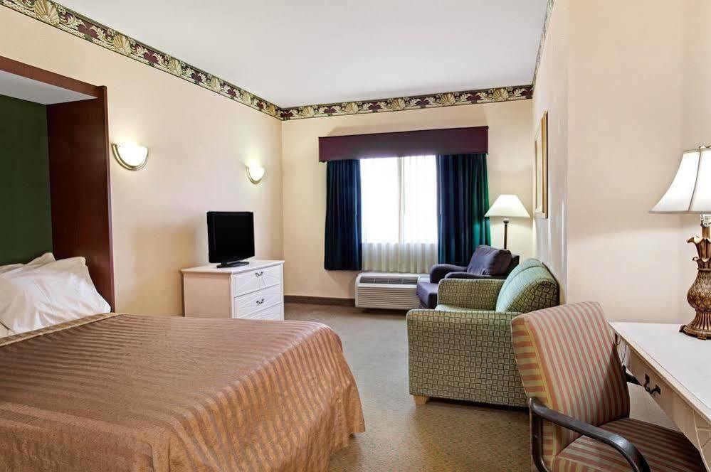 Days Inn & Suites By Wyndham Orlando Airport מראה חיצוני תמונה