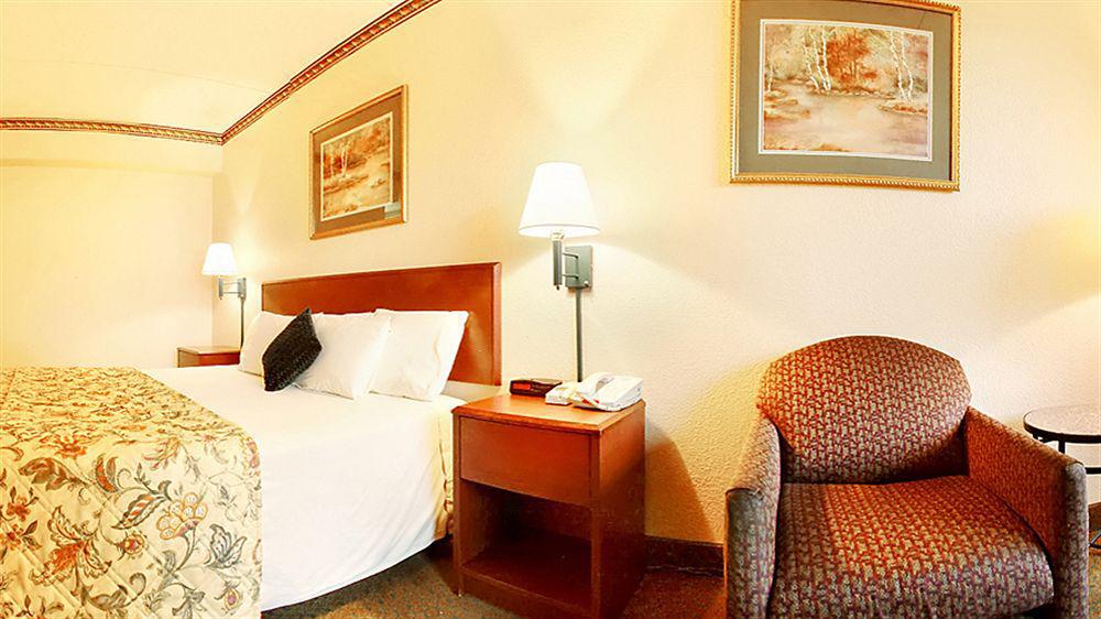Days Inn & Suites By Wyndham Orlando Airport מראה חיצוני תמונה